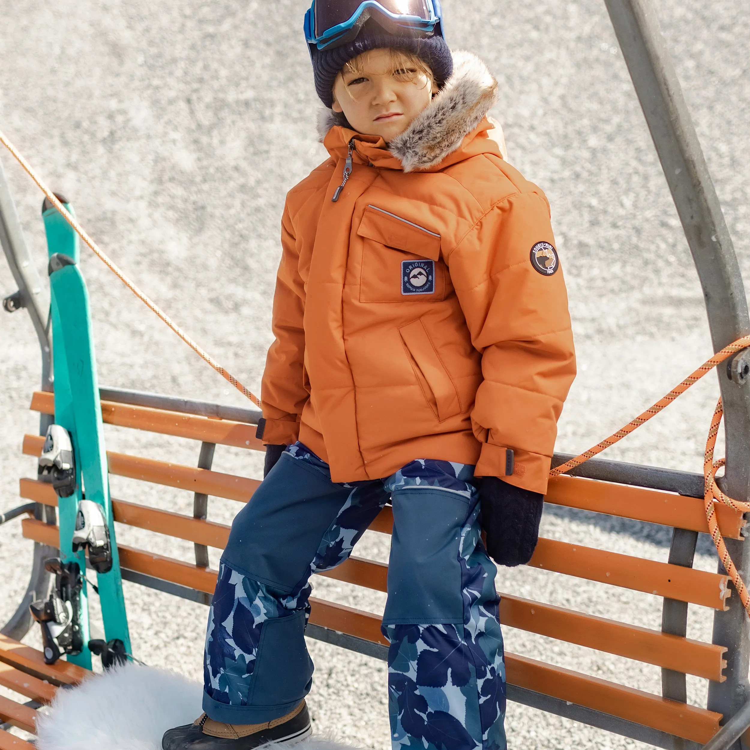 Habit de neige deux pièces orange brulé et bleu à motifs, enfant || Two-piece burnt orange and blue snowsuit with all over print, child