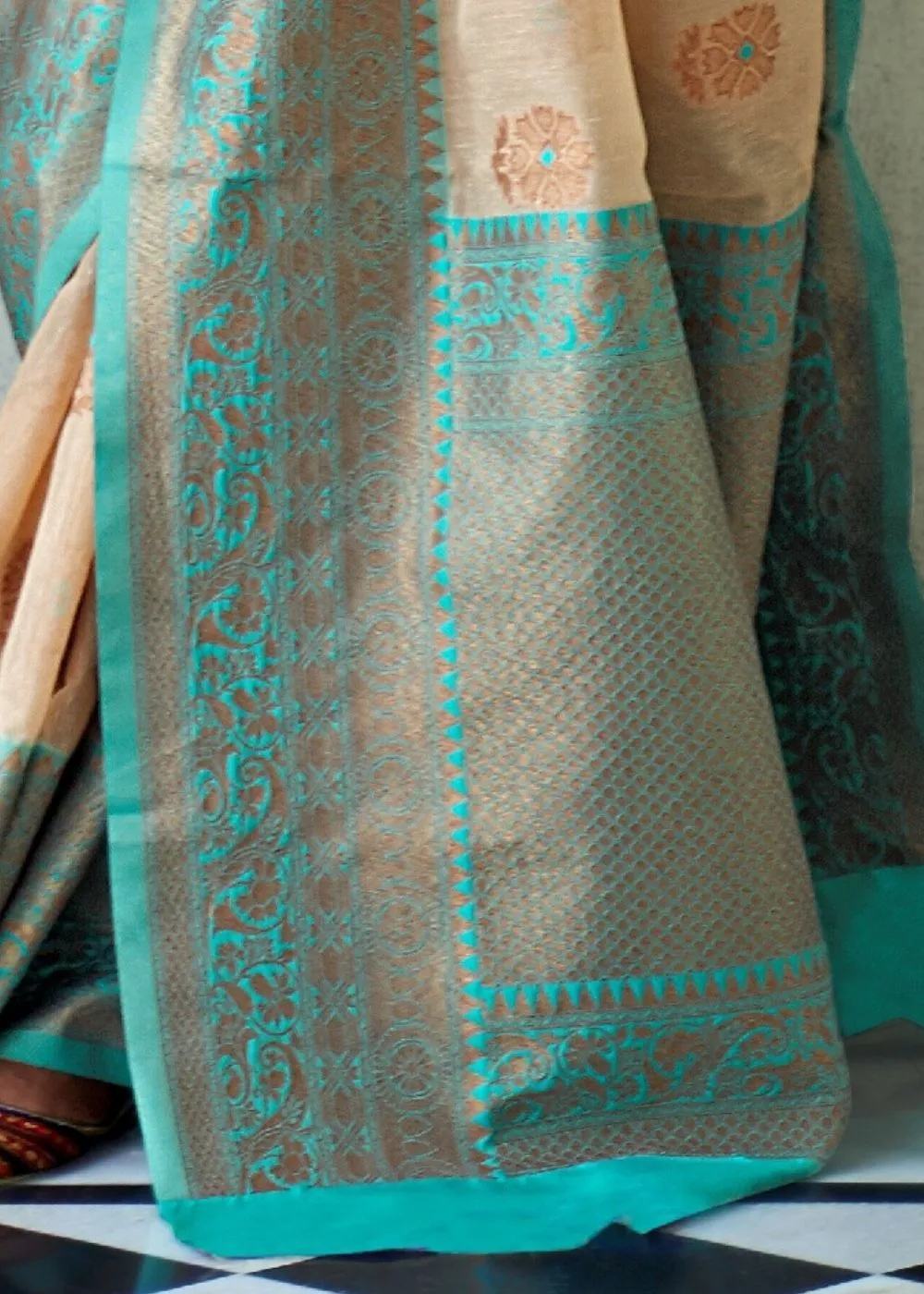 Subtle Beige Woven Linen Silk Saree with Butti overall